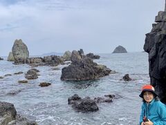 海岸に降りました。小石の浜だけど、貝殻もたくさん。散策路も海岸も誰もいません。のんびり。