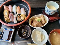 仙崎、本丸。お寿司のネタもいいし、タイ？の煮魚のアラも美味しい。