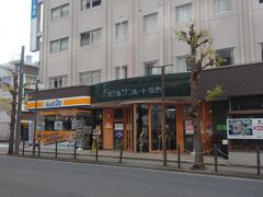 さらにブラブラ。サンルート１階の店が変わってる。中に入ってたお菓子屋さんはどうなったんだろう？