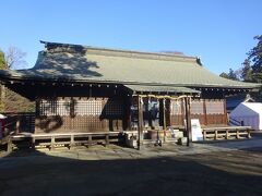 鷲宮神社（拝殿）関東最古の大社。お酉様の本社と伝えられる。又、出雲族の草創に係ると言います。催馬楽神楽（記紀の神話を題材とする舞踊劇で１座より１２座まであります。国の重要文化財です。）又、アニメの聖地でもあります。