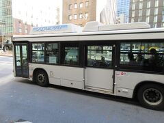 この色のバスは「メトロリンク日本橋」で、10分間隔で頻繁に走っています。