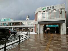 秋田駅に到着。森岳温泉に6時前につきたいので、「つがる」の指定席をとりました。余裕は40分ほど。雪は降ってませんが、道路に雪があります。