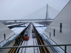 青森駅到着。結構雪が降ってます。