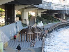 隅田川テラス（東京都中央区・台東区・墨田区）

隅田川両岸はずっと、遊歩道になっていて、ウォーキングやランニングをする人たちの憩いの場になっています。ところどころに、こうした休憩スペースがあります。
