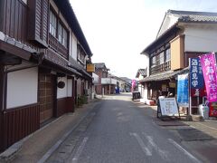 すると、こんないい感じの通りになる。

この通りは、江戸時代からの宿場町だった「肥前浜宿」で、現在は酒蔵が並んでいることから「酒蔵通り」ともいわれている。