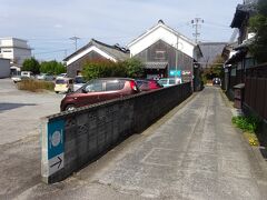 この奥にある建物は、「浜宿キッチン」という食事処。

さっき長崎駅で新幹線の折り返しを１本見送って１時間後の列車に乗ったけど、すぐの折り返しに乗って肥前浜宿に早めに着いて、ここで昼食をとるというプランも考えていた。