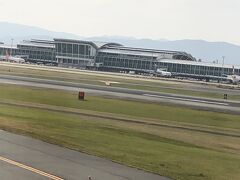 　福岡空港の滑走路を走ります。