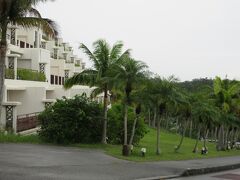 沖縄2日目
カヌチャベイカヌチャベイホテル＆ヴィラズでの朝です。
天気は曇り。
ここが宿泊した棟です。