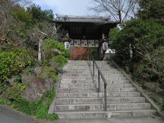鎌倉駅から「大塔宮（だいとうのみや）」行きのバスを終点で降り、大塔宮の左手の道を進むと、現れるのがこのお寺。