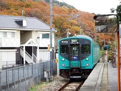 加古川線はいまだ古豪、103系が轟音を出しながら走行する。電化されてもう15年以上は立つのであろうか。
通学客で混雑する中1時間ほど揺られて、目指す滝駅に到着。