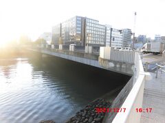 西中島橋は、博多市街エリアを南北に流れる那珂川に架かる多くの橋の一つで、片側4車線の広い昭和通りが走っている橋です。天神側の橋の袂には、福岡市道路元標があり、すぐ近くには桝形門跡や福岡市赤煉瓦文化館（旧日本生命九州支店）などがあります。