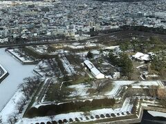 ホテルに荷物を預けて駅前から五稜郭タワー、トラピスチヌシャトルバスに乗ります。
乗り場は4番。9時から14時まで、毎時15分に出発していました。一時間に一本なのでご注意です。
五稜郭タワーからの眺め。堀が凍ってます。