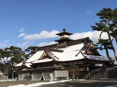 五稜郭公園内の奉行所。五稜郭では時々青空も見えたので、寒いけどお散歩しました。