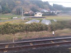 一畑電鉄一畑口駅はスイッチバックの駅であり、向こうから松江しんじ湖温泉駅方面からの線路が合流する。左が一畑口駅方面、右が松江しんじ湖温泉駅方面。