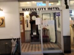 松江シティホテルが今回の宿です。本館フロントでチェックインし、写真の別館にある3階の部屋へ入ります。