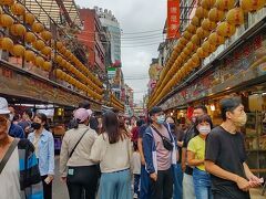 夜市で有名な基隆の基隆市廟口。
昼間なので提灯の灯りは見えません。
それでも人いっぱいで、参道の両側に屋台店が沢山並んでいます。