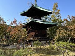 敷地内には二重の塔もあります。

塔の向こうは、大阪市所有の旧藤田邸庭園となっていて無料で散策できます。