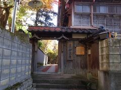 にし茶屋街から徒歩5分で忍者寺に到着。これは裏口のようですが、近いのでここから入りました。