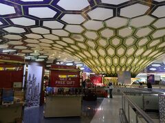 このなんて言ったら良いのか分からない壁？柱？装飾？を囲むようにショップが並んでて、