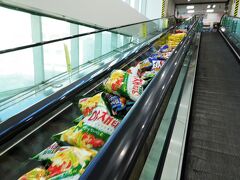 市場前の農協。
オートスロープの間にお菓子が売ってました。
綿の垢すり、なかった。

にしても、体調悪い母が買い物してる時には別人のように生き生きしてるのは気のせいでしょうか(笑)

この後はタクシーでホテルに戻り、荷物を置いて影島の市場に行きます。

