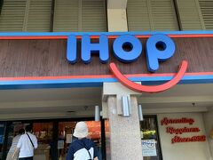 気を取り直して、お昼ご飯を食べに出ます。
初めましてのIHOP。
パンケーキで人気のお店。
このお店の前がヒルトンからの最寄りのバス停で、アラモアナ方面に行くことができます。