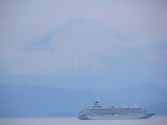 富士山と佐島沖の飛鳥Ⅱ