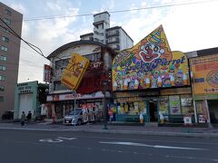 　こちら、向かって右が「ラッキーピエロ本店」　

　隣りの「ハセガワストア」も函館のコンビニらしい。　「やきとり弁当」で有名です。