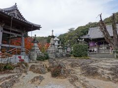 14番札所・常楽寺（じょうらくじ）

境内には隆起している岩が広がっています。珍しいですね。

本堂（右）