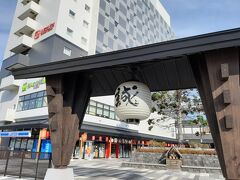 　函館駅に行きます。

　駅の横にある商業施設です。　　　大きな門です。