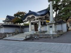 向かいに建つのは「東本願寺函館別院」　　日本初のコンクリート造りの寺院

　立派です。