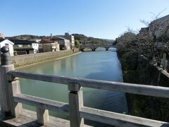 川にかかる橋も、古い町並みの雰囲気そのままの木の橋や、洋風のレトロな感じの橋など、それぞれに個性があります。