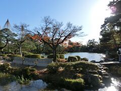 金沢城の次は、向かいの兼六園を訪れました。金沢城で共通入場券を買ったので、チケット売場の行列はスルーすることができましたが、園内に入ると、やはり観光客の数がものすごいです。