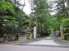 そんな「てらぐち」さんの目の前は当然永平寺の入口が在る訳です