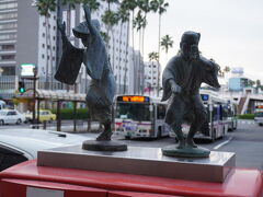 県庁前からバスに乗って、徳島駅へ。
ポストの上にも阿波踊り。