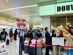 新大阪駅

10月09日（日）　　16:35

3連休の中日で人がいっぱい！！
551蓬莱もドトールの前まで列が続いていて
購入断念・・・(涙)

