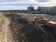 早川に架かる大窪橋を渡ります。１本下流側を新幹線が通過。
