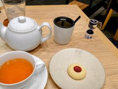 ホテルへ戻ってカフェラウンジでお茶しました。紅茶はポットで提供されます。
