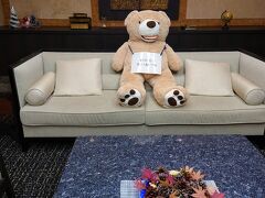 函館駅前付近にあるフォーポイントバイシェラトン函館にお世話になります。
ソファーの真ん中に大きなクマのぬいぐるみ。
ホテルのラウンジのソファーはぬいぐるみで密回避ですね。