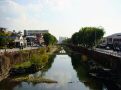 街の中を、
縦断するかのように流れてる「水原川」。