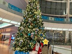 早朝の羽田空港第2ターミナル出発ロビーもクリスマス仕様

福井の恐竜博物館で出迎えてくれる恐竜博士ベンチが、羽田空港へクリスマスの出張サービス
記念のツーショット



