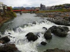 そこから加古川は目の前で、その加古川、このようにここだけ、激流になっているのだ。丘陵地の中流域に突如とあらわれた急流。
ここが、加古川の有名な滝で、地名のもとになっている「闘龍灘」である。
ここは一度行ってみたかったんだよね、