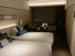 ホテル到着。ソラリア西鉄ホテル京都プレミア

朝預けた荷物はお部屋に置いてくれていました。
鴨川スイートです。細長いお部屋です。