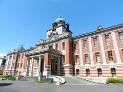 この建物は、大正11年（1922）に名古屋控訴院および地方裁判所、区裁判所として建設された建物だそうです。
その後、昭和54年（1979）まで名古屋高等・地方裁判所として使われ、平成元年に公文書や市政に関する展示を行う資料館となったそうです。
建物は国の重要文化財に指定されています。