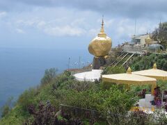 あまりにこちらの寺院がゴールデンロック押しなもので(笑)、2004年に私が行った本物のミャンマーのゴールデンロックの写真も上げておきます。

詳細はこちら。
https://4travel.jp/travelogue/10316768