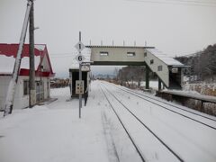 　桜岡駅では、停車時間を使って駅前にあった商店にアイスなどを買いに行ったものです。今は郵便局も商店もなくなってしまい、すっかり寂しくなりました。