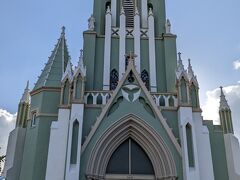 「平戸ザビエル記念教会」。
昭和6(1931)年に建築された、薄緑と白の外壁、アシンメトリーな大小の尖塔が目を引くゴシック様式の教会。どこからでも見えるようにとこの高台に建設されたそう。
