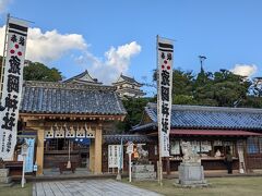 こちらは、二の丸跡に建つ亀岡神社。