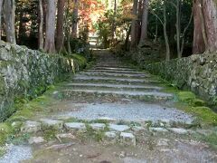 お腹も満足して、向かったのは「西明寺」
駐車場から、車の往来激しい道路を渡ります。