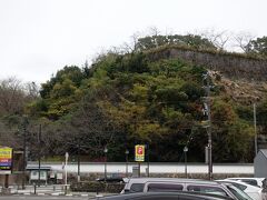 　丹鶴城とも呼ばれる、新宮城の石垣が街を見下ろします。
