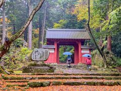 まず最初にやってきたのは百済寺。総門の『赤門』から入りました。

湖東三山のうち、百済寺（ひゃくさいじ）は最も歴史のある寺で、飛鳥時代に聖徳太子が「近江の仏教拠点」として、百済国の「龍雲寺」を模して建立したのだそうです。